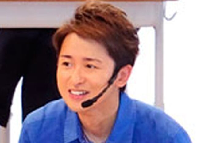 笑っている大野智
