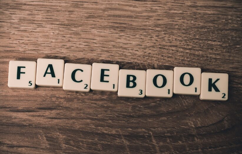 Facebookと書かれた積木