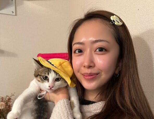 ネコを抱くみりちゃむ