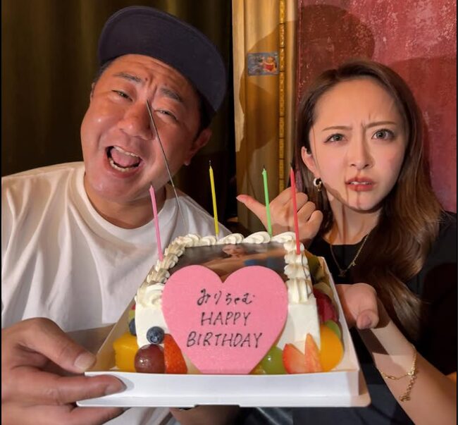 ケーキを持ったみりちゃむと錦鯉の渡辺