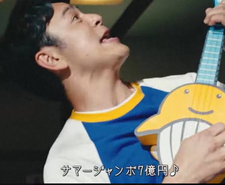 ギターを弾く妻夫木聡