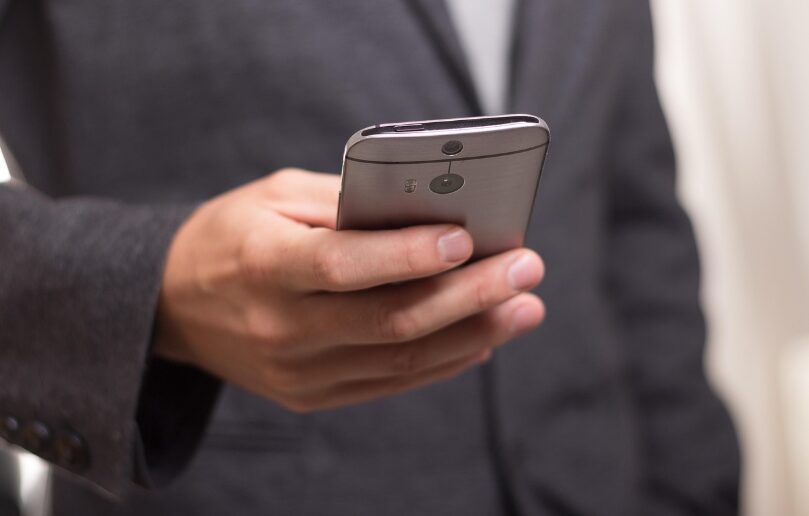スマホを手に持つ男性